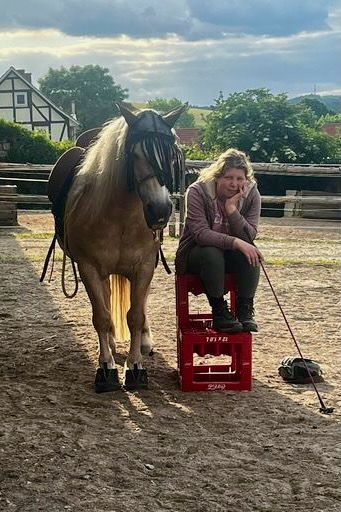 Vanessa Burhenne, Trainerin der Horsemanship Academy mit ihrem Haflinger Pferd von vorne