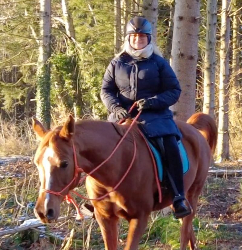 Ingrid Meister reitet auf Araber-Pferd Marciana im Winterald